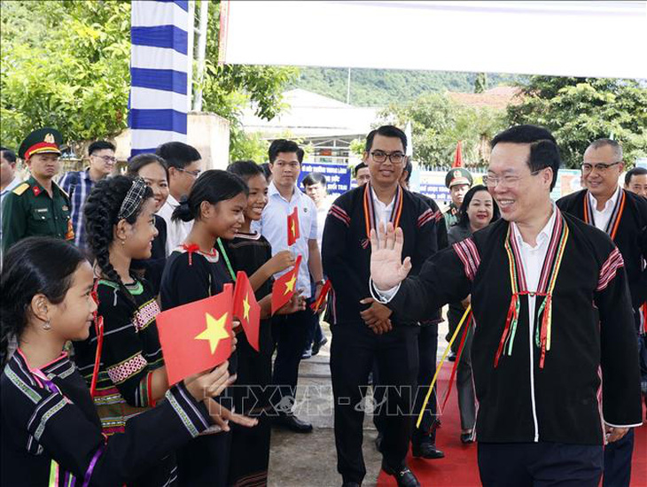Chủ tịch nước Võ Văn Thưởng với người dân tại Liên khu dân cư xã Suối Trai, huyện Sơn Hoà. Ảnh: Thống Nhất - TTXVN