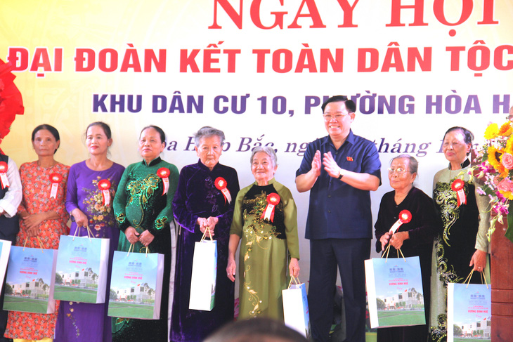 Chủ tịch Quốc hội Vương Đình Huệ đã tặng quà cho các hộ gia đình chính sách, có hoàn cảnh khó khăn trên địa bàn Đà Nẵng - Ảnh: TRƯỜNG TRUNG