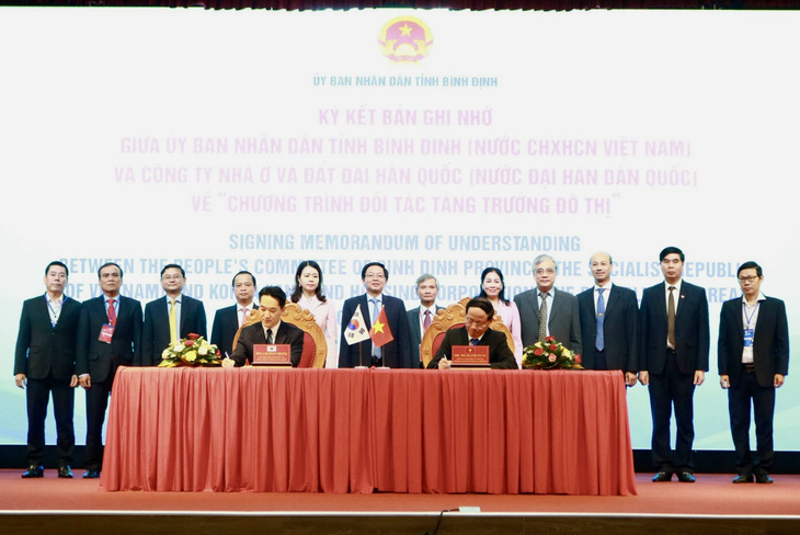 Đại diện UBND tỉnh Bình Định ký kết hợp tác với các cơ quan ngoại giao, doanh nghiệp nước ngoài tại hội nghị - Ảnh: HỒNG QUÂN