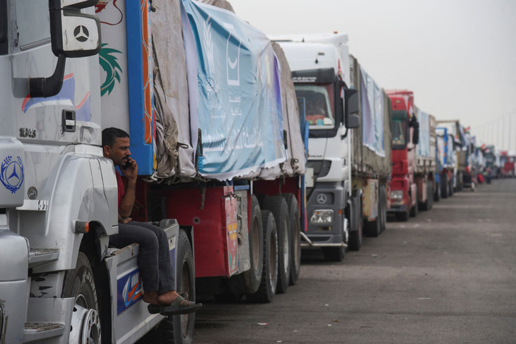 Xe tải chở hàng viện trợ nhân đạo cho người Palestine chờ trên đường tới cửa khẩu biên giới Rafah để vào Dải Gaza ở Cairo, Ai Cập, ngày 12-11 - Ảnh: REUTERS