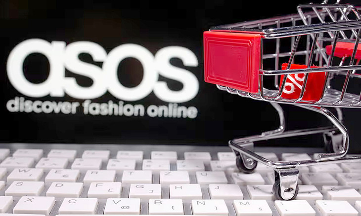 Asos, nhà bán lẻ thời trang trực tuyến của Anh, là một trong nhiều công ty lo lắng vì “cơn nghiện trả hàng” của khách ở Anh - Ảnh: Reuters