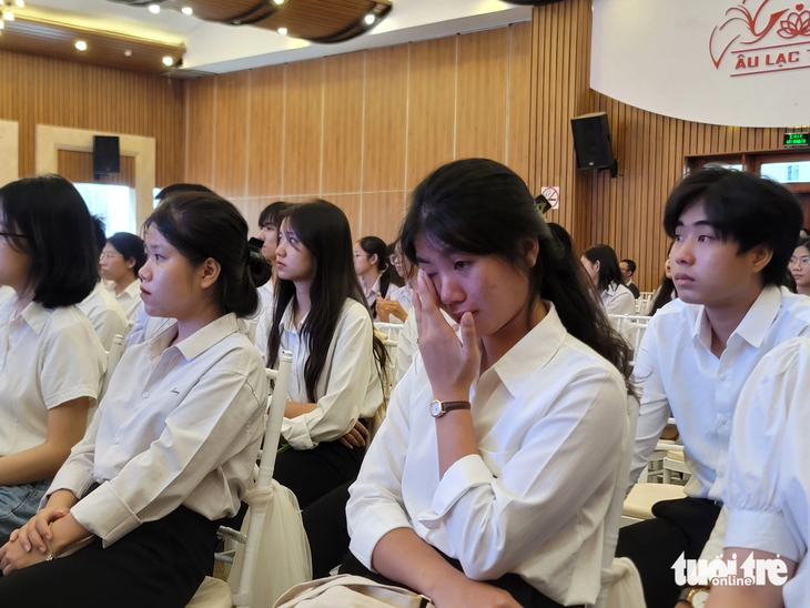 Nhiều bạn tân sinh viên bật khóc khi nghe tân sinh viên Ngô Thị Hồng Hạnh kể về hoàn cảnh của mình - Ảnh: TRẦN HƯỚNG