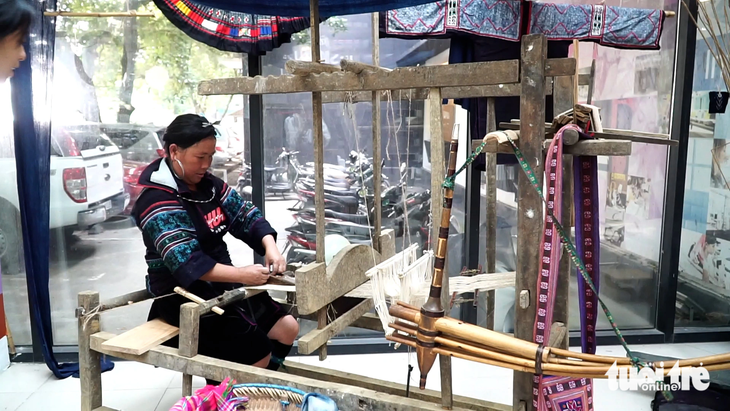 Khung cửi, guồng quay tơ được bà con người Mông mang từ Sín Chải  xuống Hà Nội để giới thiệu văn hóa truyền thống tới du khách và người dân thủ đô - Ảnh: NGUYỄN HIỀN