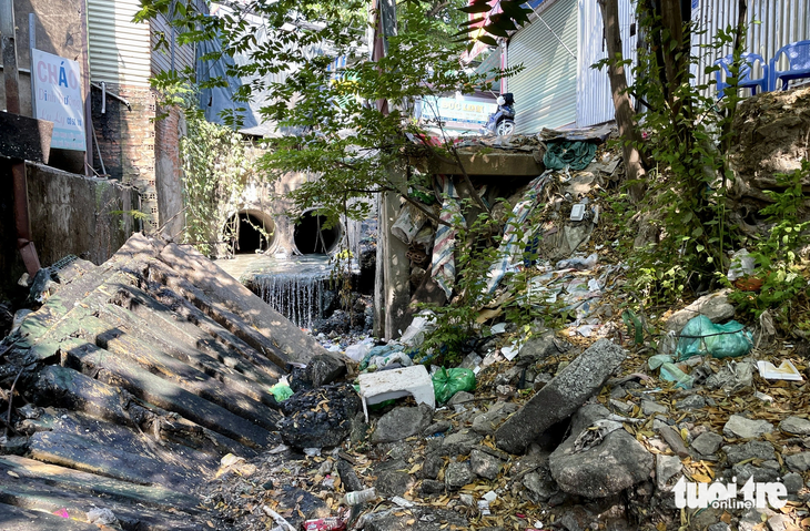 Một đoạn cống cũ và phần tường của ngôi nhà cạnh cống Cầu Trắng (phường Linh Đông) bị đổ sập. Hình ảnh được phóng viên Tuổi Trẻ ghi nhận hồi tháng 3-2023 - Ảnh: CHÂU TUẤN