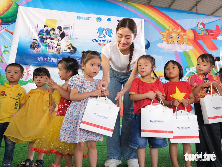Hoa hậu Lương Thùy Linh tặng quà cho các bạn nhỏ ở Trường mầm non Yên Hòa, huyện Đà Bắc, tỉnh Hòa Bình - Ảnh: HÀ THANH