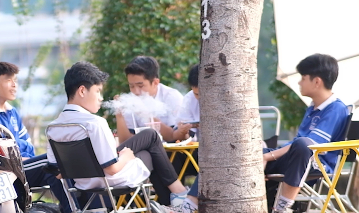 Nhóm học sinh ngồi hút thuốc tại một quán cafe ở quận Bình Thạnh, TP.HCM - Ảnh: NGỌC PHƯỢNG