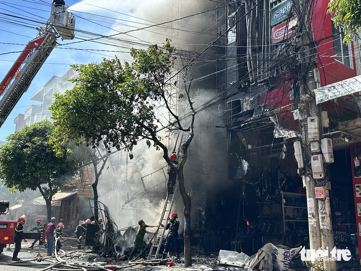 Lực lượng chức năng cố gắng khống chế vụ cháy gần trung tâm chợ TP Buôn Ma Thuột, chống cháy lan - Ảnh: TRUNG TÂN