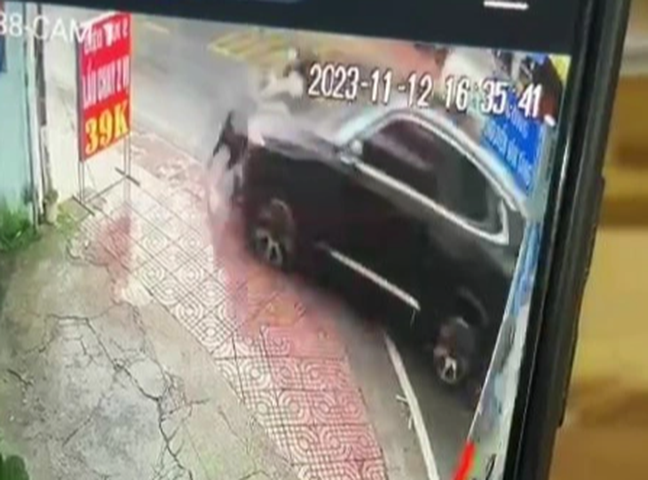 Khoảnh khắc ô tô lao qua làn đường ngược lại tông vào xe chị N. khiến nạn nhân tử vong - Ảnh: Cắt từ video