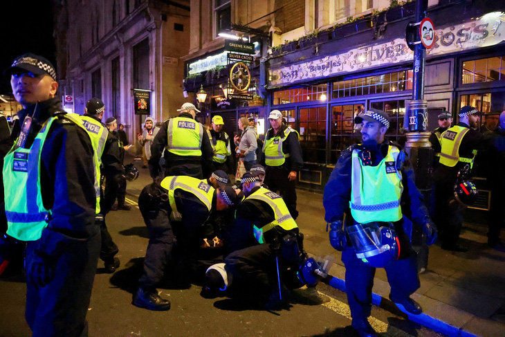 Cảnh sát trấn áp người biểu tình ủng hộ Palestine ở London, nước Anh, ngày 11-11 - Ảnh: REUTERS
