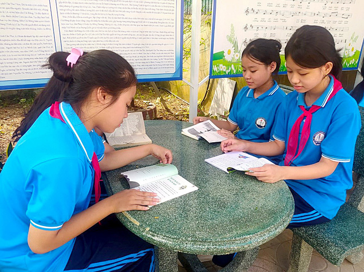 Học sinh Trường THCS Lê Bình (TP Hà Tĩnh) tham gia đọc sách ngoài trời - Ảnh: LÊ MINH