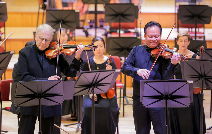 Nghệ sĩ Chương Vũ hạnh phúc biểu diễn cùng huyền thoại violin Shlomo Mintz - Ảnh: HANOI PHILHARMONIC ORCHESTRA