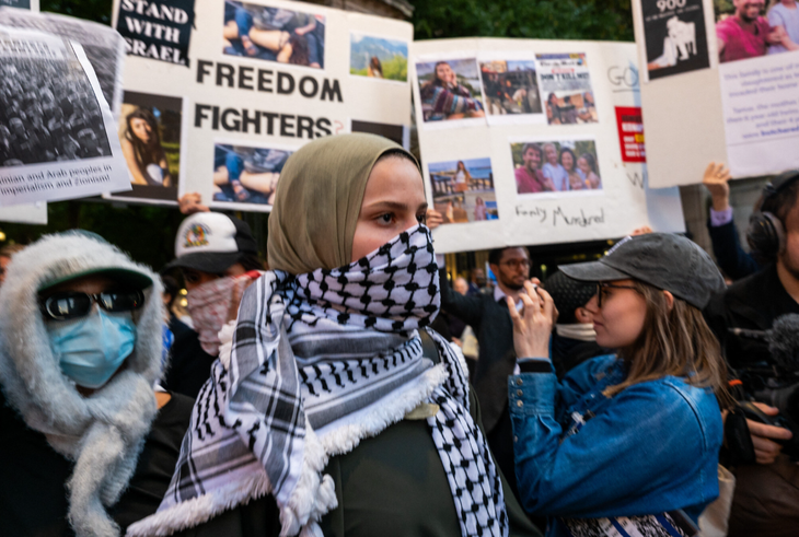 Sinh viên ủng hộ người Palestine tại Đại học Colombia, New York, Mỹ ngày 12-10 - Ảnh: AFP 