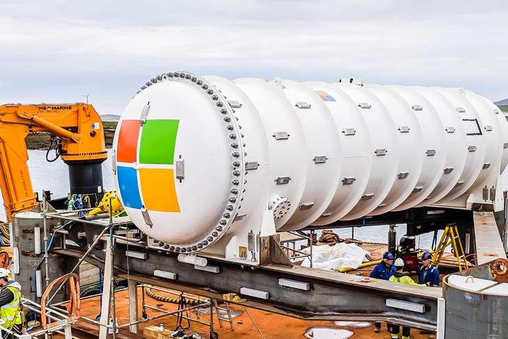 Ống trụ chứa các thiết bị máy tính lưu trữ dữ liệu đang chuẩn bị được Microsoft dìm xuống biển - Ảnh: HOSTIMUL