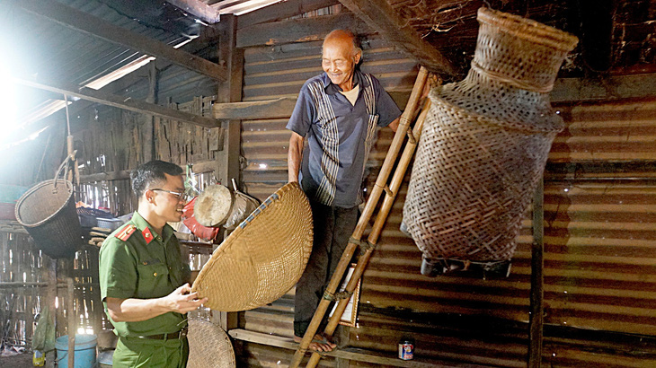 Già Y Pyong, bon Ka Nur, xã Quảng Khê (Đắk Glong, Đắk Nông), người dân tộc M'nông, năm nay đã ngoài 100 tuổi, cẩn thận hướng dẫn những nét văn hóa truyền thống cho anh Bộ
