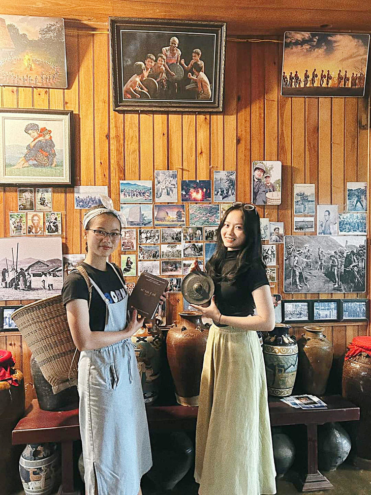 Hai bạn trẻ vượt hơn 30km từ TP Gia Nghĩa tìm hiểu về các hiện vật truyền thống các dân tộc Tây Nguyên