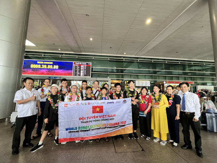Đoàn Robotacon của Trường THCS Hồng Bàng, Q.5, TPHCM về đến sân bay Tân Sơn Nhất trưa 12-11 - Ảnh: MỸ DUNG