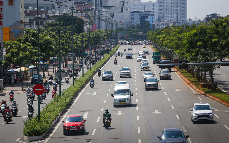 Xe máy phóng vun vút trong làn ô tô đường Phạm Văn Đồng bất chấp giờ cấm