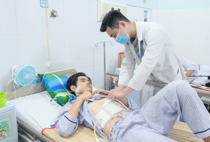 Bệnh nhân N.B.M. (16 tuổi, ngụ Bình Dương) phải cắt bán phần dưới dạ dày vì ổ loét dạ dày sâu và ăn vào mạch máu, gây chảy máu ồ ạt - Ảnh: Bệnh viện cung cấp
