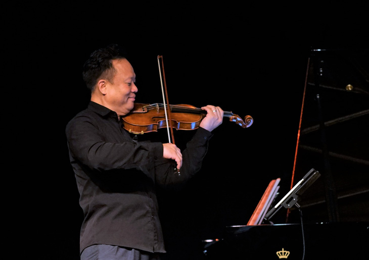 Nghệ sĩ violin Chương Vũ chơi tác phẩm do nhạc sĩ Vũ Việt Anh viết tặng trong đêm song tấu cùng nghệ sĩ piano Maxime Zecchini tại TP.HCM - Ảnh: H.VY