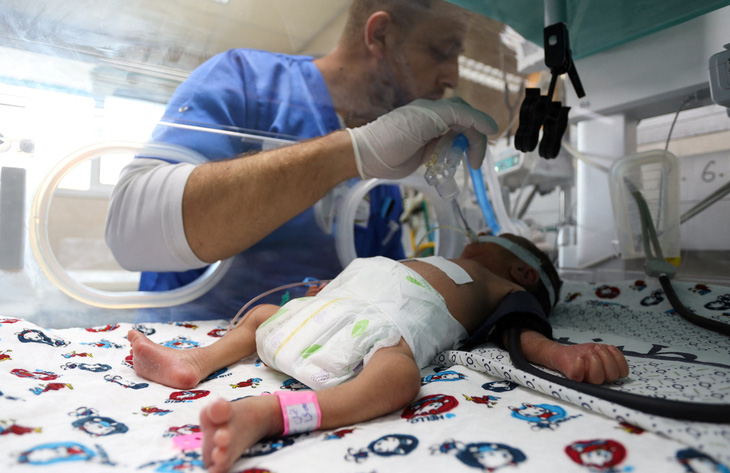 2 trong số 39 trẻ sơ sinh ở bệnh viện al-Shifa đã tử vong - Ảnh: REUTERS
