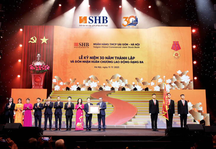 Thay mặt Đảng và Nhà nước, Chủ tịch UBND TP Hà Nội đã trao Huân chương Lao động hạng Ba cho Ngân hàng SHB - Ảnh: CTV