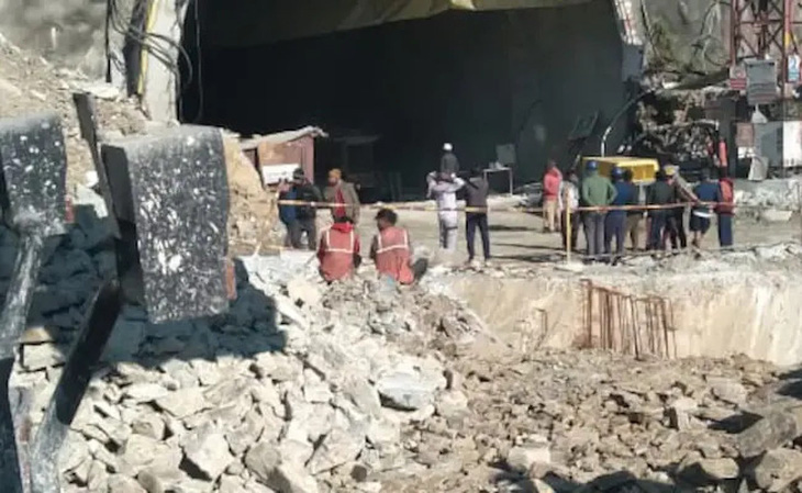 Hiện trường vụ sập đường hầm ở miền bắc Ấn Độ sáng 12-11 - Ảnh: NDTV