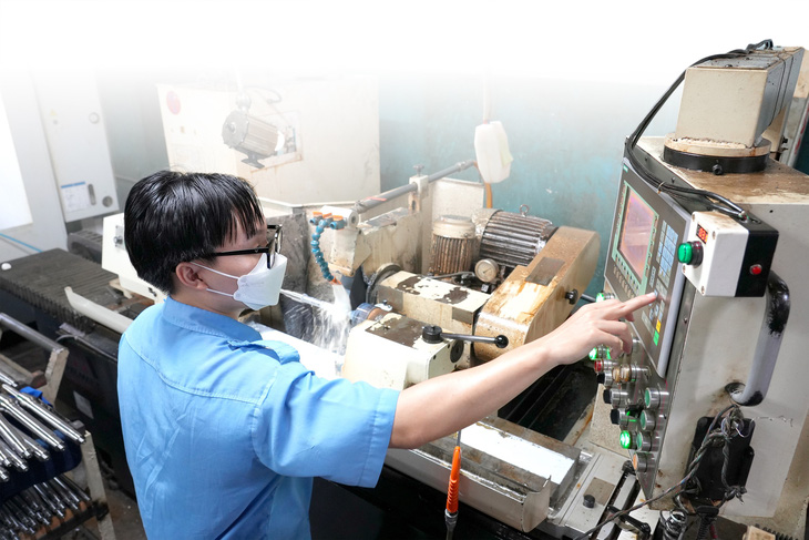 Sinh viên Cao đẳng Kỹ thuật Cao Thắng thực tập ở xưởng cơ khí Duy Khanh, Tân Phú, TP.HCM - Ảnh: HỮU HẠNH