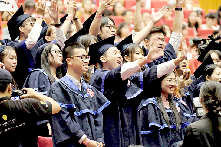 Sinh viên Trường đại học Ngoại thương tham dự lễ trao bằng tốt nghiệp tháng 9-2023 - Ảnh: NGUYÊN BẢO