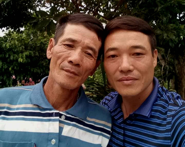 Ông Phong (bên trái) sau khi tìm được người thân tại quê nhà Quảng Bình - Ảnh: D.M.P.