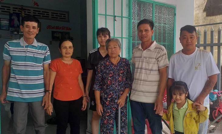Ông Phong đã đưa vợ con trở về quê đoàn tụ cùng gia đình - Ảnh: D.M.P.
