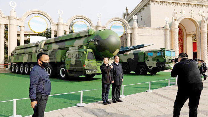 Người dân Trung Quốc chụp ảnh với tên lửa đạn đạo liên lục địa của quân đội nước này tại một cuộc triển lãm quân sự - Ảnh: Reuters