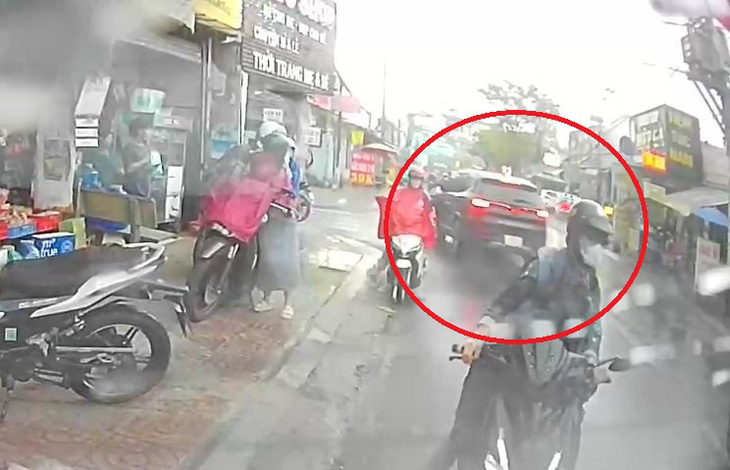 Camera ghi cảnh ô tô lao qua làn đường ngược lại tông nhiều xe máy, ô tô - Ảnh: Cắt từ video
