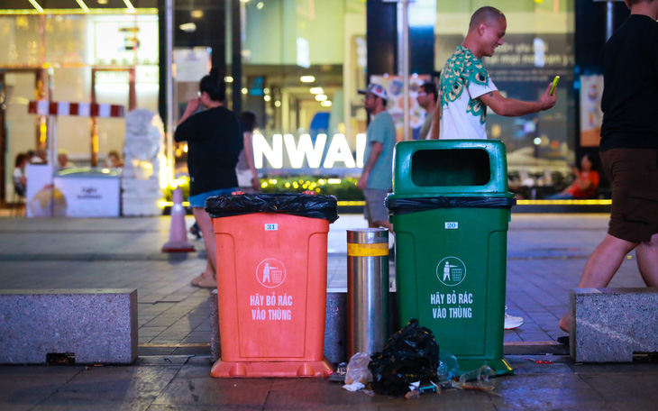 Phố đi bộ Nguyễn Huệ: Thùng rác kế bên nhưng nhiều người vẫn ăn đâu vứt đó