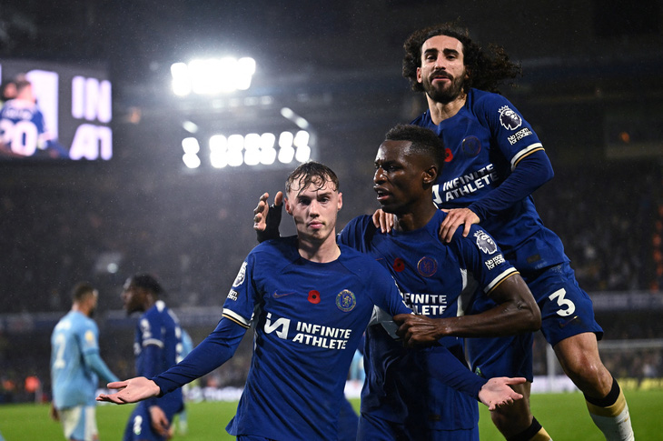 Niềm vui của các cầu thủ Chelsea sau khi ghi bàn thắng vào lưới Man City - Ảnh: REUTERS