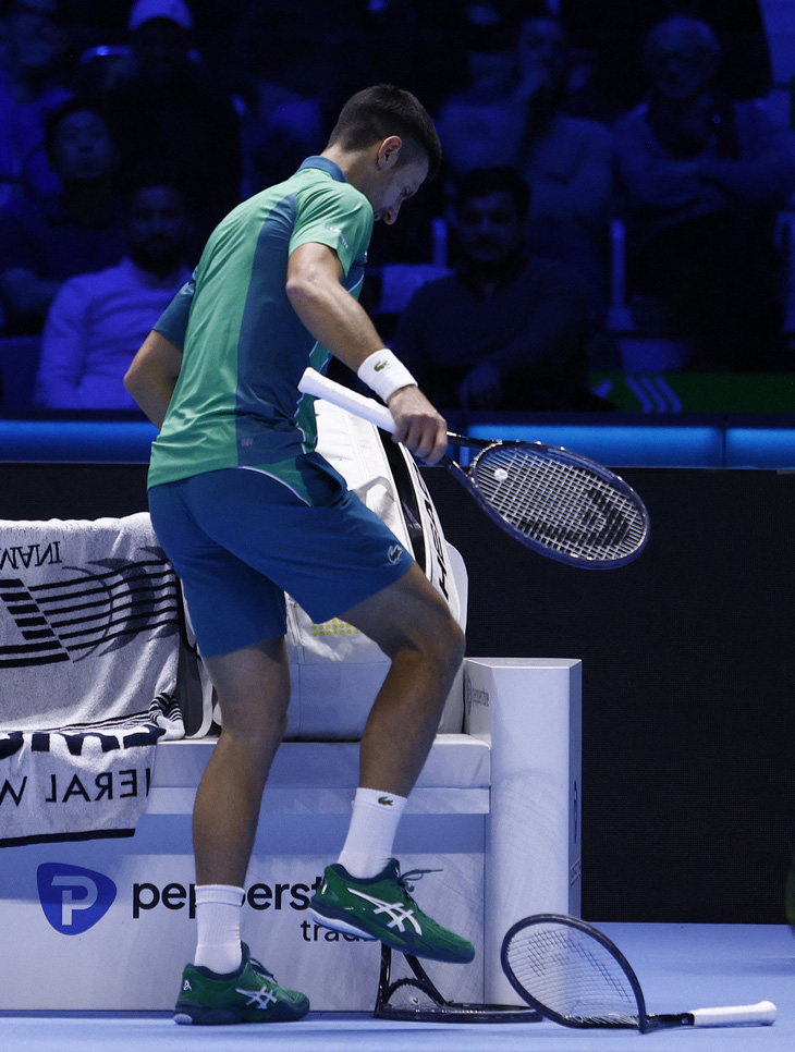 Djokovic đập gãy 2 cây vợt trong trận thắng Rune - Ảnh: REUTERS