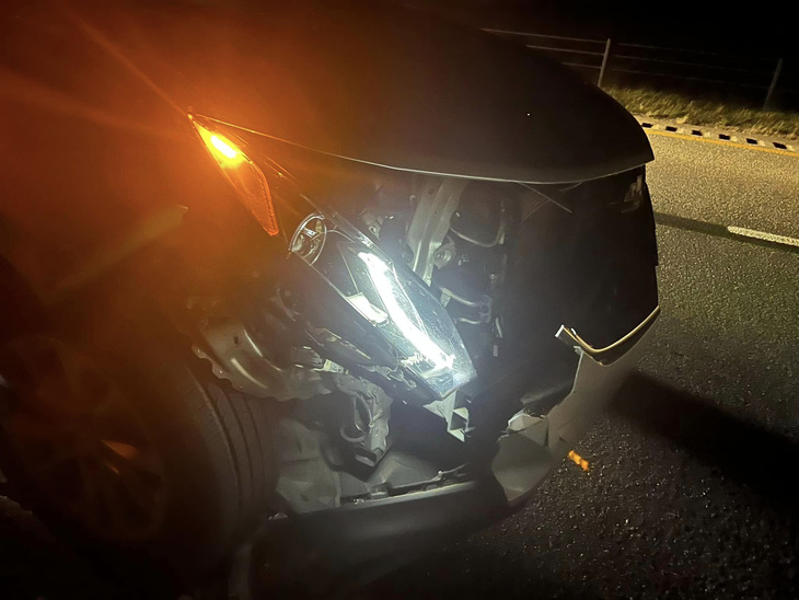 Phần đầu xe của ca sĩ Đan Trường bị hư hỏng nặng sau vụ tai nạn - Ảnh: Facebook nhân vật