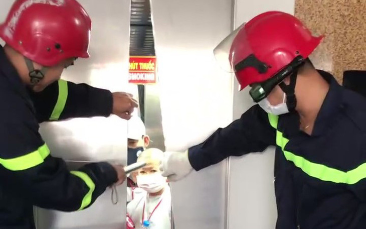 Cứu 9 người mắc kẹt trong thang máy một phòng khám ở Thủ Đức