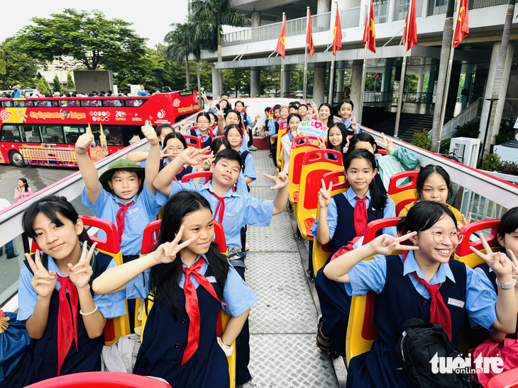 Xe buýt hai tầng đến trường đón học sinh tham gia hành trình Sài Gòn rong ca - Ảnh: M.G.
