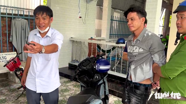 Nguyễn Hoàng Phục bị cảnh sát bắt giữ - Ảnh: NGỌC TRINH