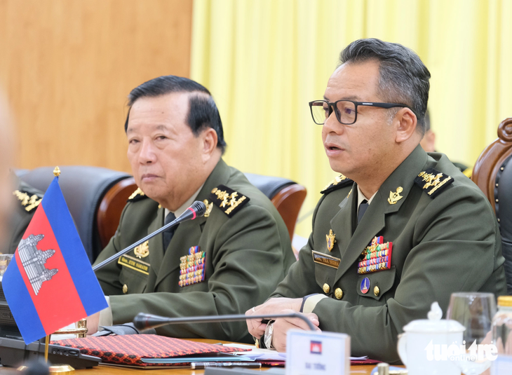 Đại tướng Tea Seiha (phải) - phó thủ tướng, bộ trưởng Bộ Quốc phòng Campuchia - tại hội đàm - Ảnh: HÀ THANH