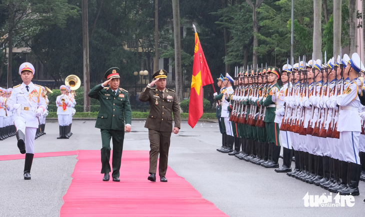 Đại tướng Phan Văn Giang và đại tướng Tea Seiha duyệt đội danh dự Quân đội nhân dân Việt Nam - Ảnh: HÀ THANH