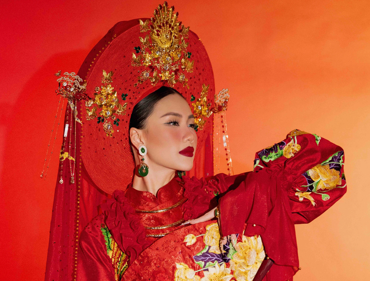 Miss Universe Vietnam 2023 Bùi Quỳnh Hoa trong trang phục “Cô Sen” - Ảnh: HUỲNH ANH