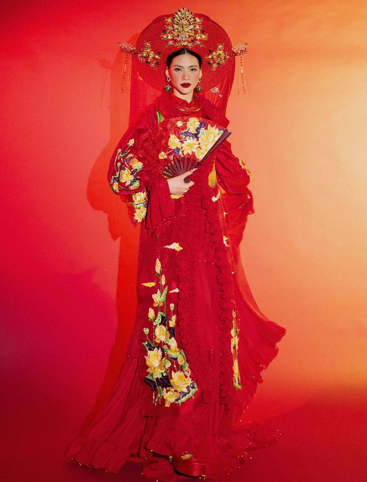 Thiết kế Cô Sen được lấy cảm hứng từ trang phục hầu đồng trong nghi lễ thờ Mẫu của người Việt - Ảnh: HUỲNH ANH