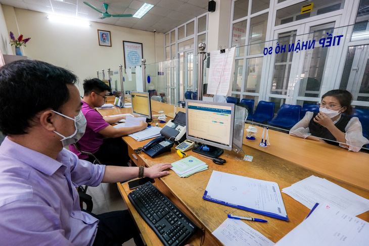 Người lao động thực hiện thủ tục tại Bảo hiểm xã hội quận Hoàng Mai, Hà Nội - Ảnh: NAM TRẦN