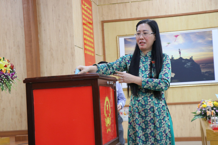 Bà Bùi Thị Quỳnh Vân, bí thư Tỉnh ủy, chủ tịch HĐND tỉnh Quảng Ngãi, có phiếu tín nhiệm cao tuyệt đối - Ảnh: VĂN CƯỜNG
