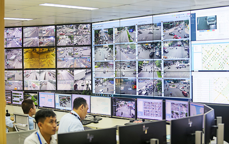 Phòng trực camera giám sát ở Trung tâm Quản lý điều hành giao thông đô thị TP.HCM - Ảnh: CHÂU TUẤN