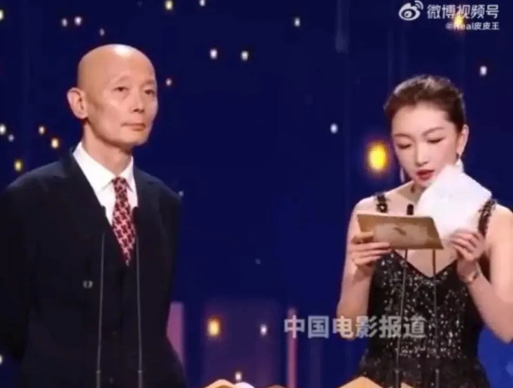 &quot;Ảnh hậu&quot; trẻ nhất Trung Quốc đọc lời giao lưu với người bạn đồng hành thay vì nói chuyện bình thường