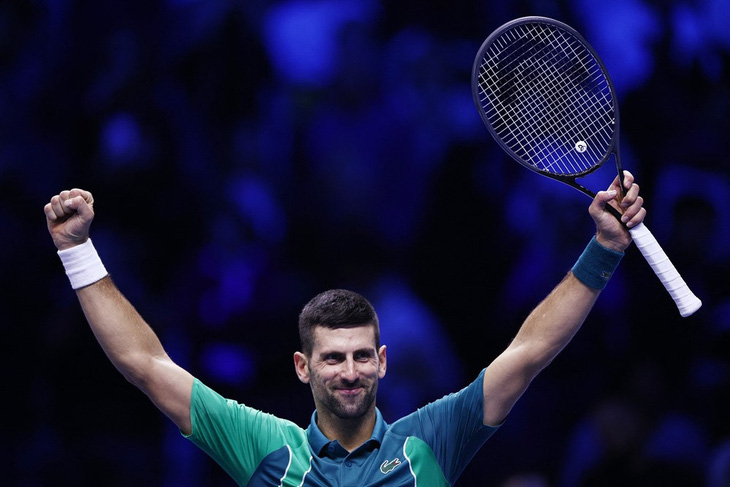 Djokovic ăn mừng chiến thắng vất vả trước Holger Rune ở ATP Finals - Ảnh: REUTERS