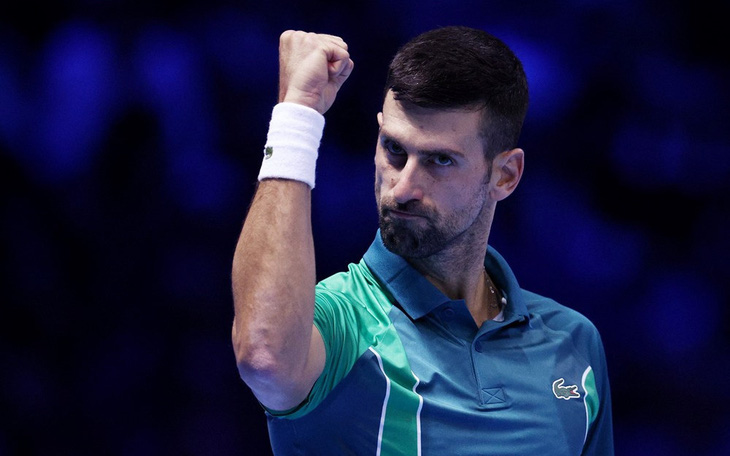 Djokovic đập gãy 2 cây vợt trong trận thắng Rune
