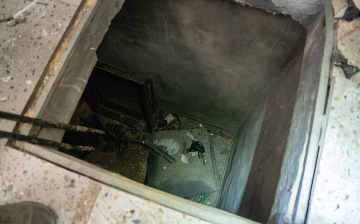 Đường hầm mà quân đội Israel tìm thấy trong một ngôi nhà ở phía bắc Gaza, với lối vào đường hầm được che giấu dưới giường ngủ trẻ em - Ảnh: The Times of Israel